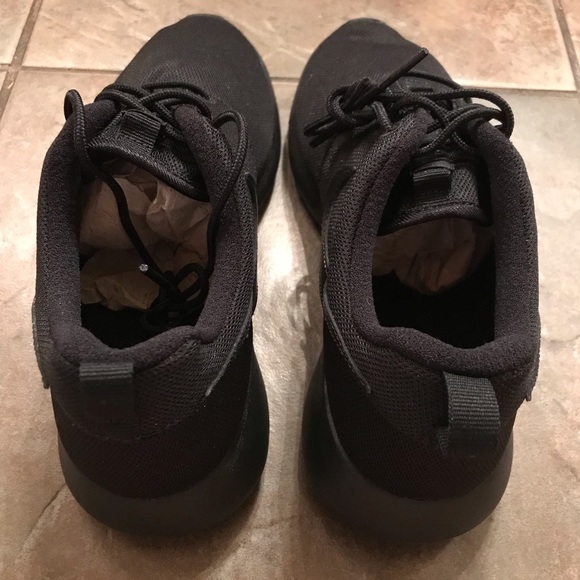 NEW Nike Roshe One Running Shoes Youth/Women’s - Picture 4 of 7